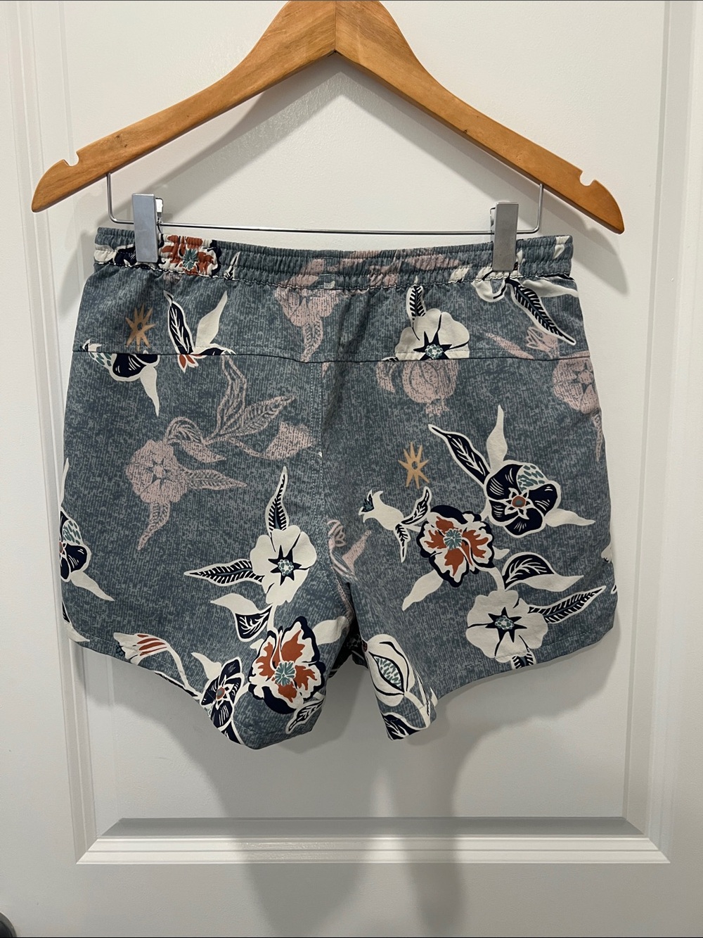 Patagonia Women’s Baggies 5” retired floral pattern.  Sz Small. Like new. - Picture 2 of 7